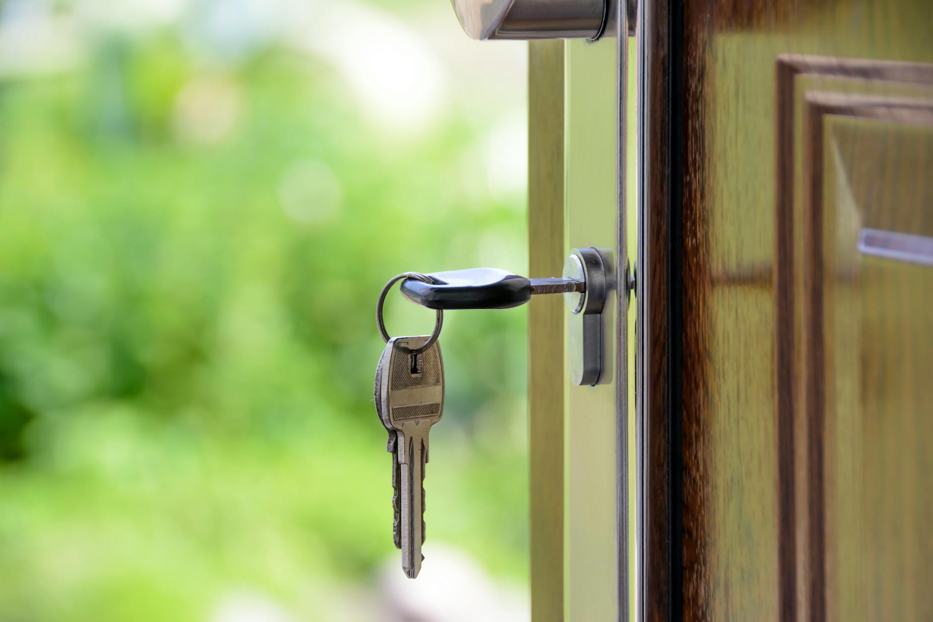 新青安貸款計畫解說 black handled key on key hole