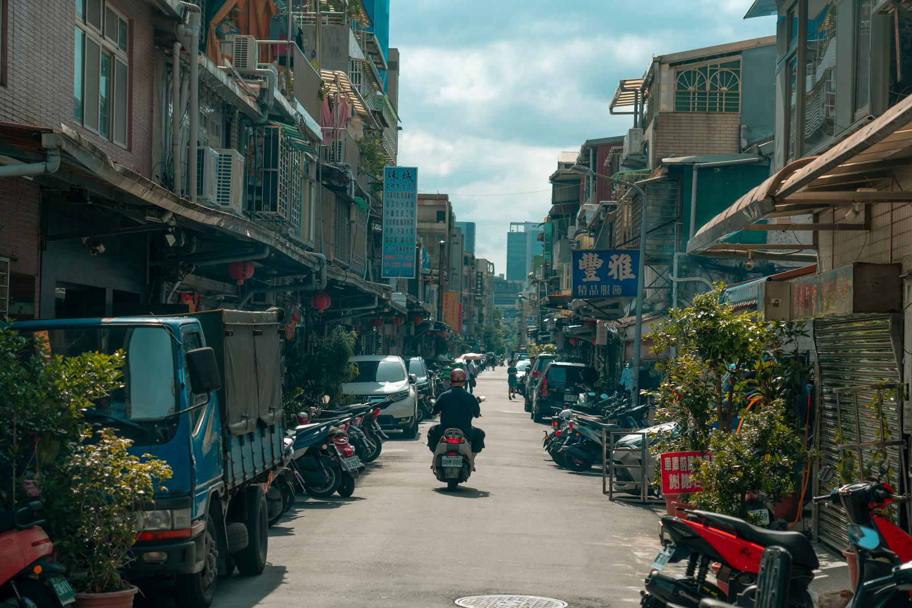 台灣房屋類型比較:透天厝、大樓和公寓 street in an asian city