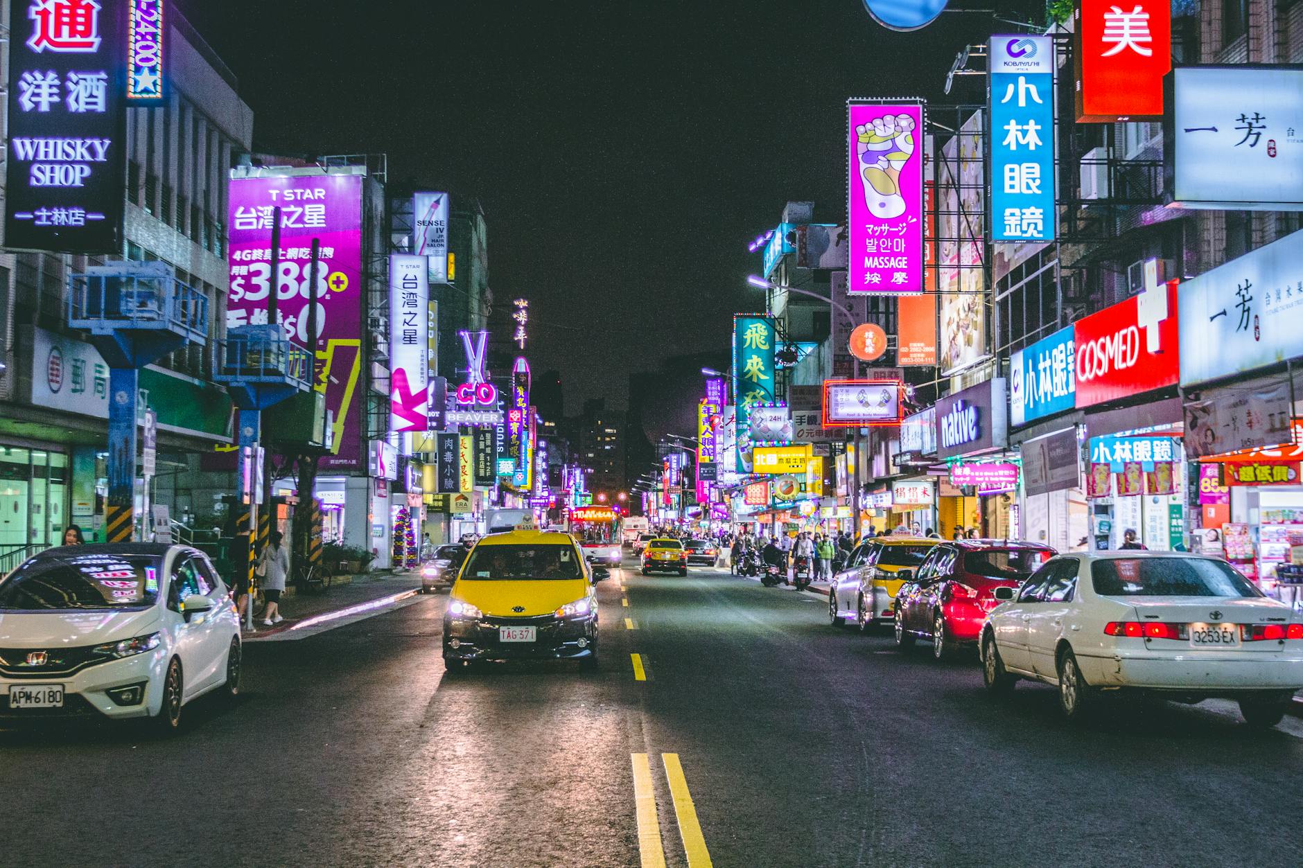 台灣政府政策對房市的影響 cityscape during nighttime