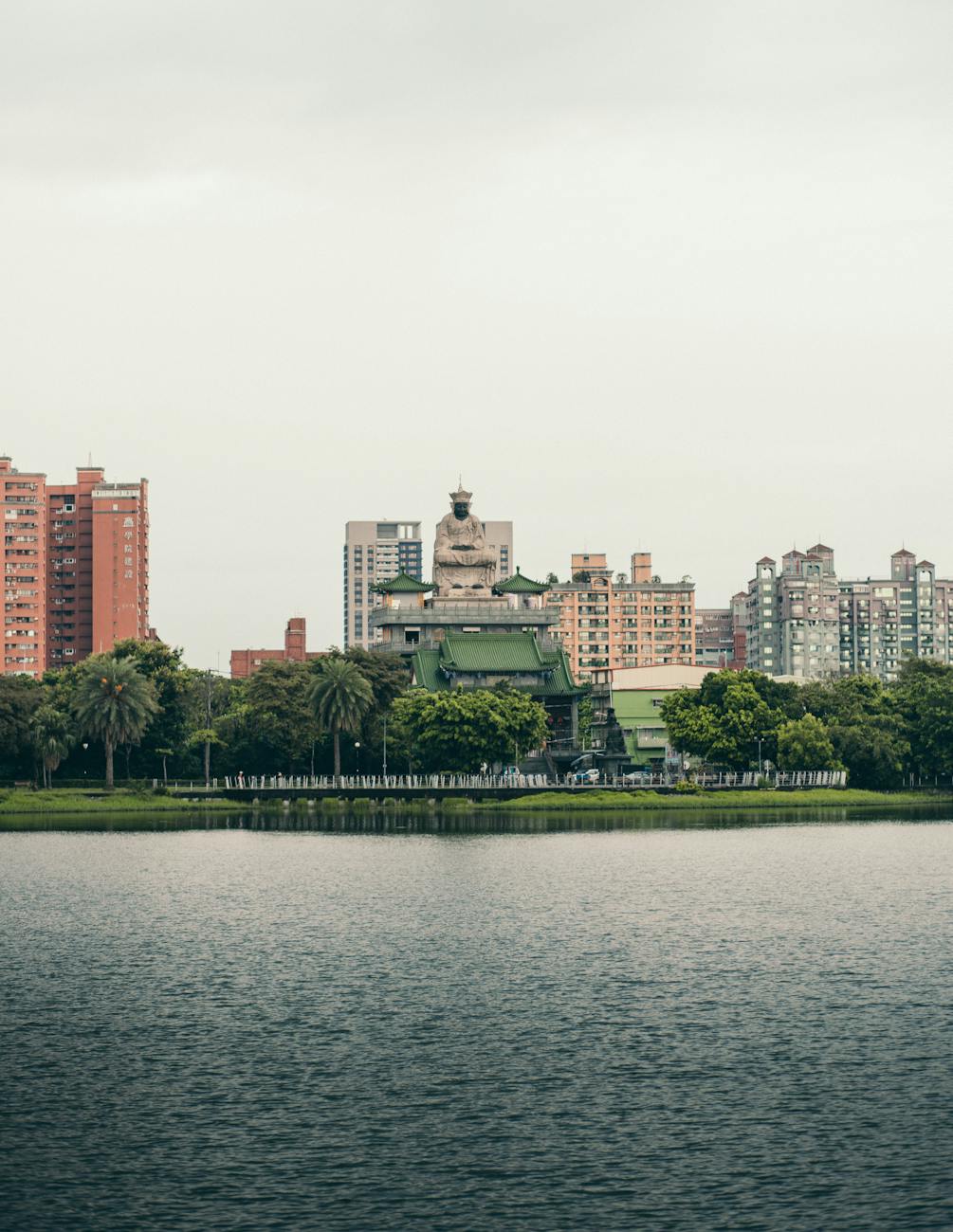 高雄市前鎮區房地產市場深度分析報告 temple buildings and trees near lake