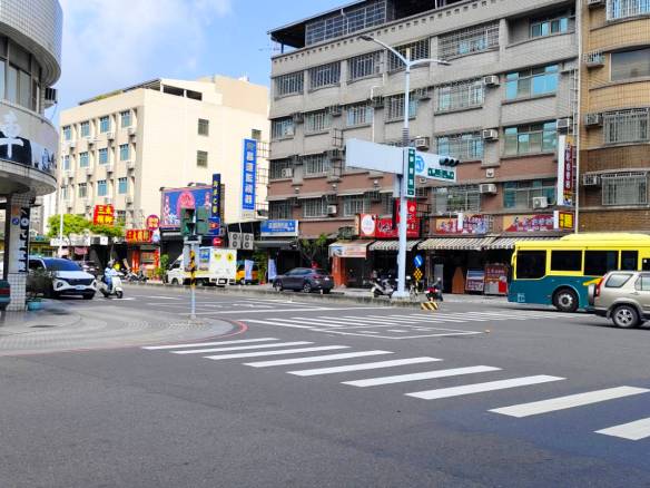 高鐵特區漢神巨蛋臨路大地坪雙車位豪邸