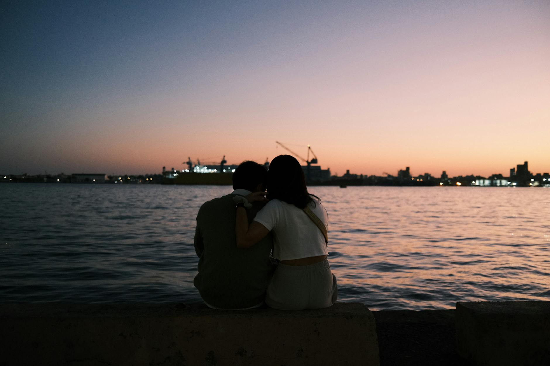 高雄旅遊終極指南出爐!一篇搞定你的所有行程規劃! couple sitting beside the lake