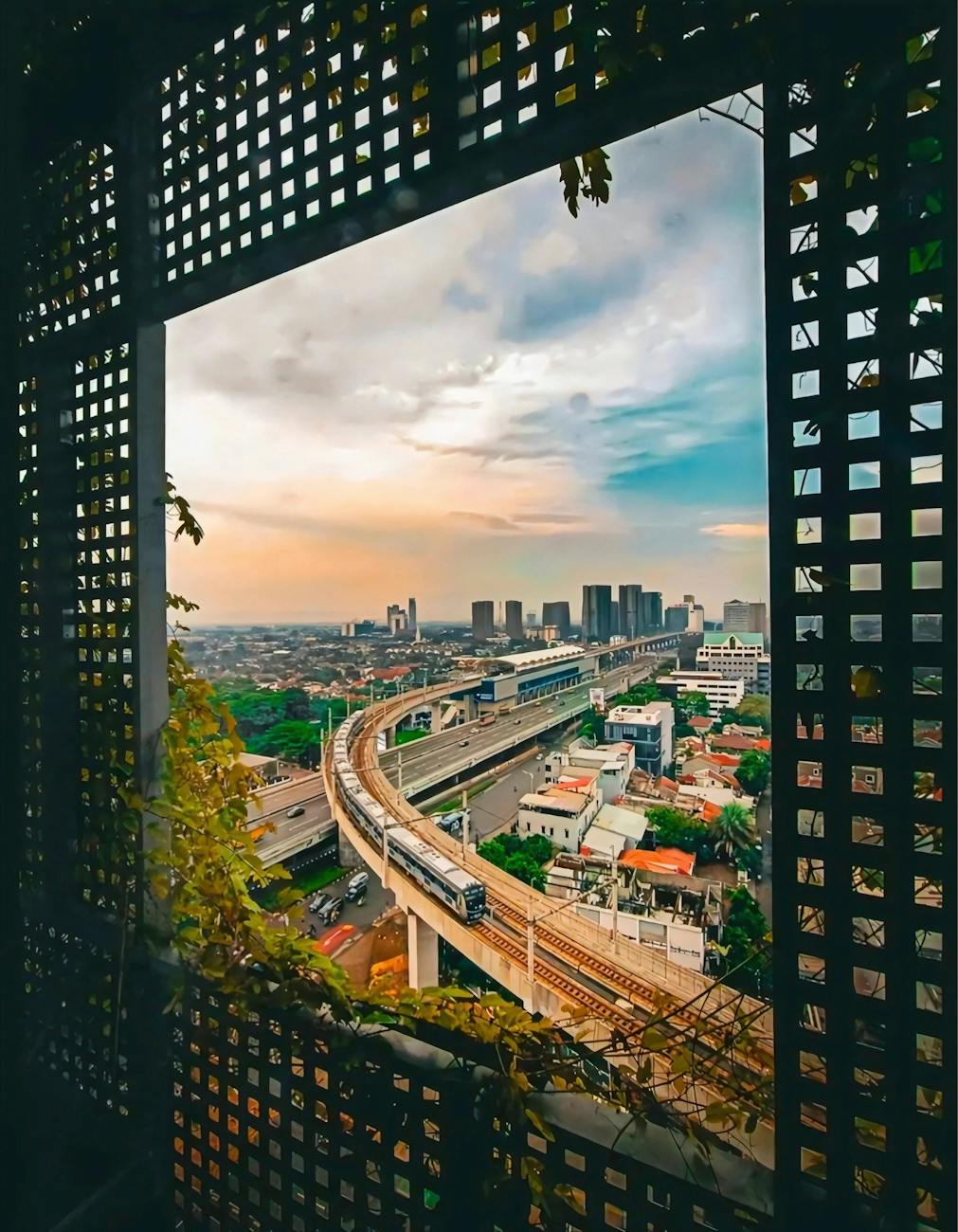 交通建設的最後一哩路:高雄軌道經濟學如何重塑城市房價格局 jakarta mrt train view at sunset