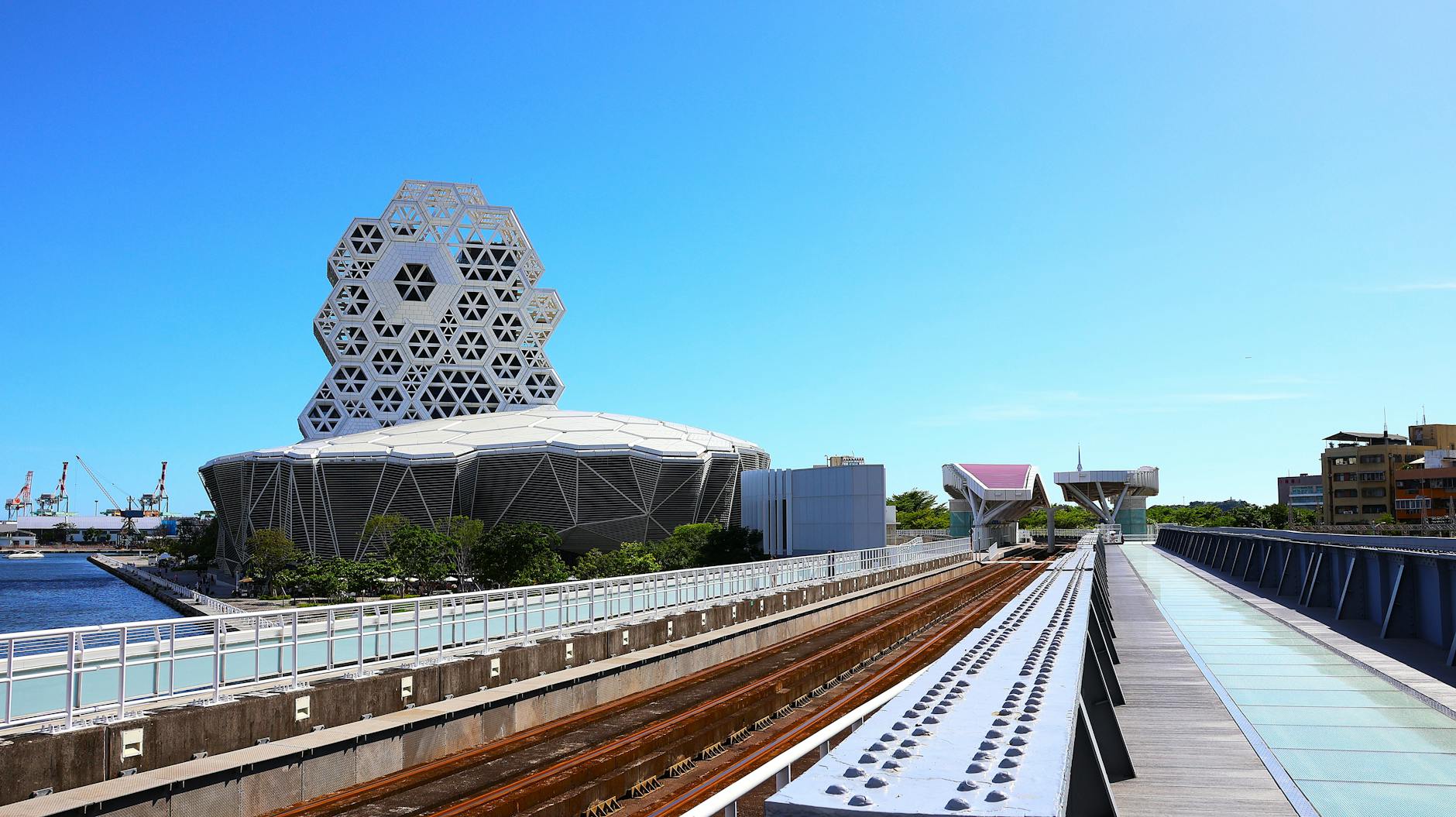 高雄房市風險評估與前景展望:可持續性、政策衝擊與供需失衡之深度剖析 modern architecture in kaohsiung taiwan