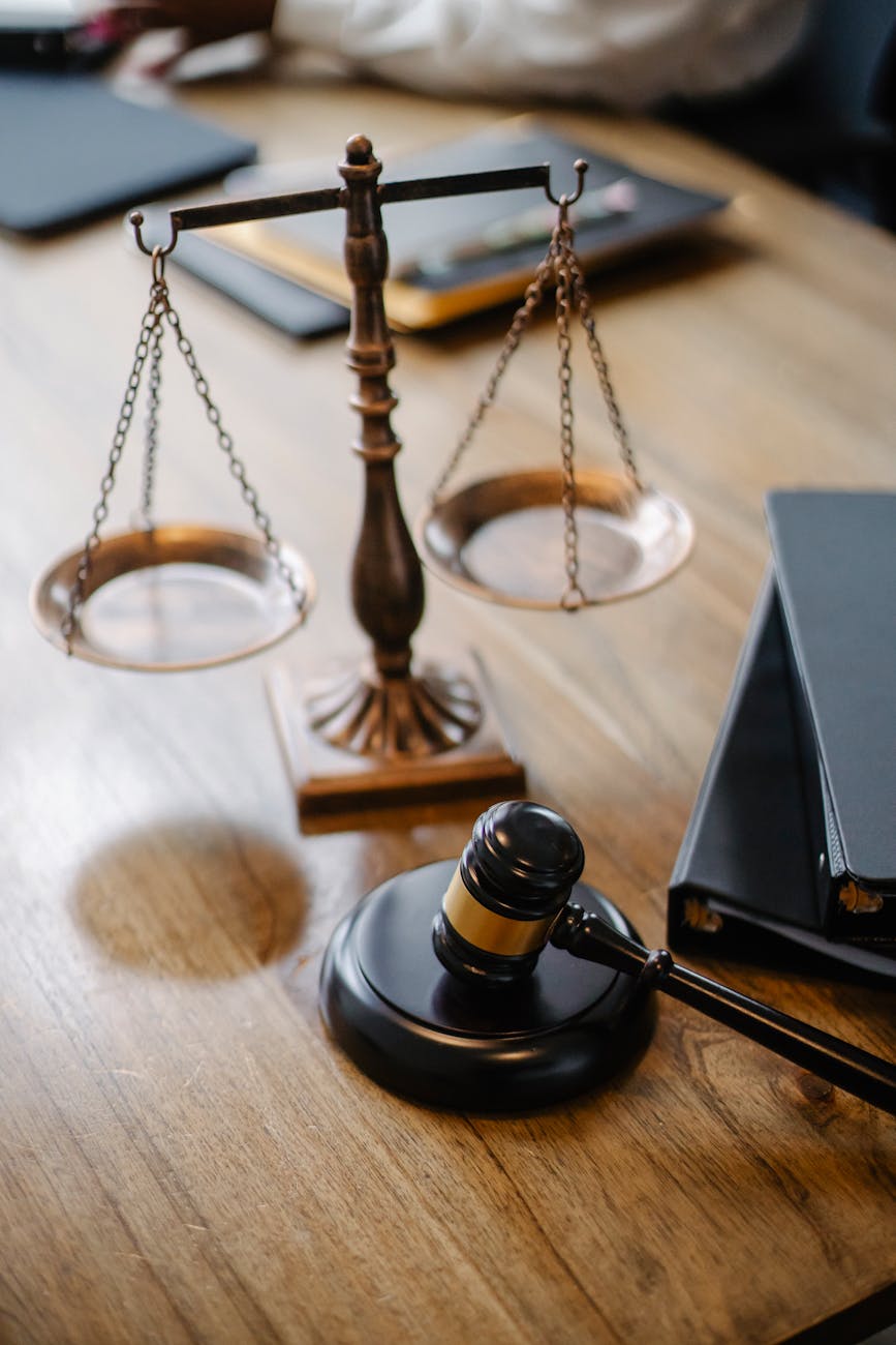 共有不動產的挑戰與管理:法律解析與實務指引 judges desk with gavel and scales