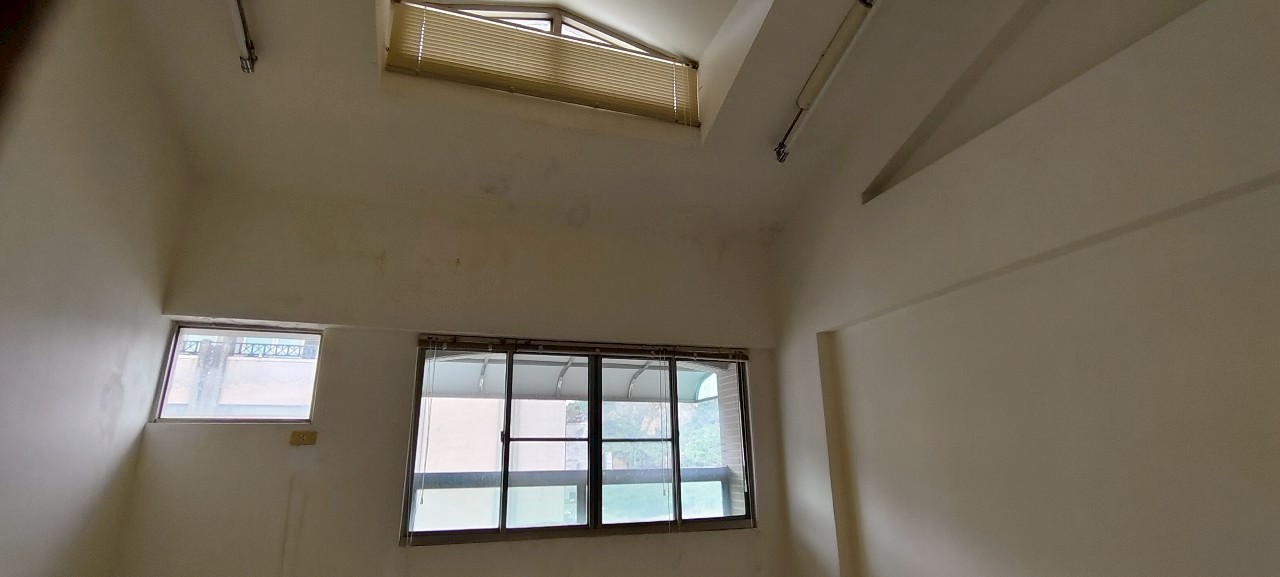 LINE_ALBUM_銀川街240號照片_250602_26 近美術館輕軌鼓山車站車庫透天