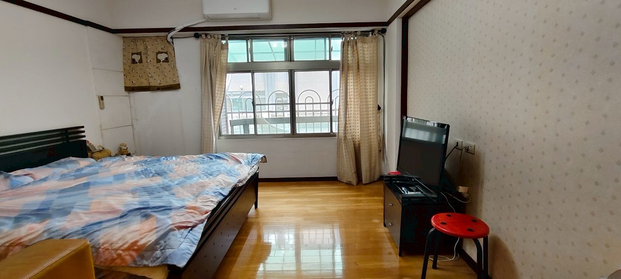 LINE_ALBUM_銀川街240號照片_250602_36 近美術館輕軌鼓山車站車庫透天