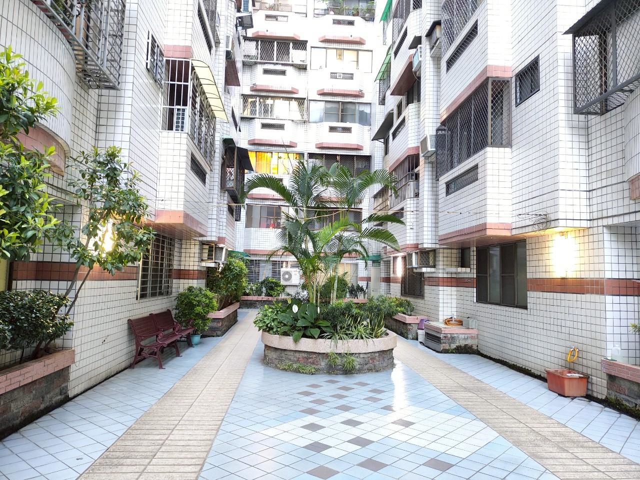 LINE_ALBUM_高雄市三民區灣中街233號6樓之1_250521_1 鼎山家樂福邊間三房