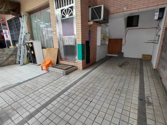 山頂國小臨路透天車庫